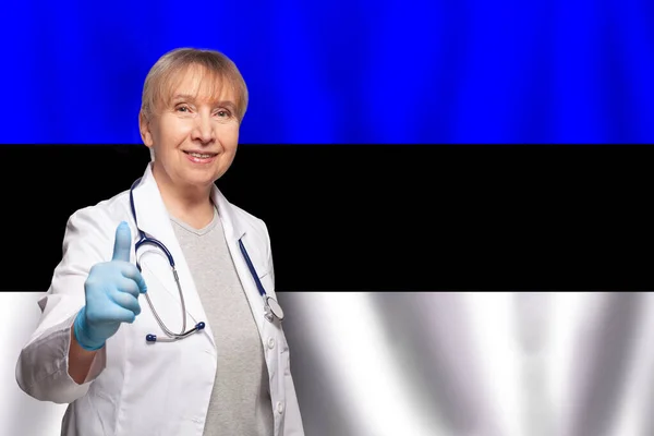 Estonien Souriant Mature Médecin Femme Tenant Stéthoscope Sur Drapeau Estonie — Photo