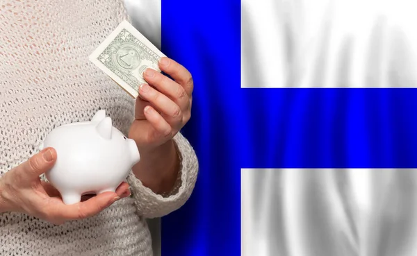 Финская Женщина Банком Денег Фоне Финского Флага Дотации Пенсионный Фонд — стоковое фото