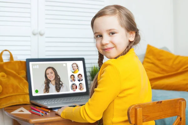 Online School Student Kind School Meisje Met Laptop Thuis Onderwijs — Stockfoto