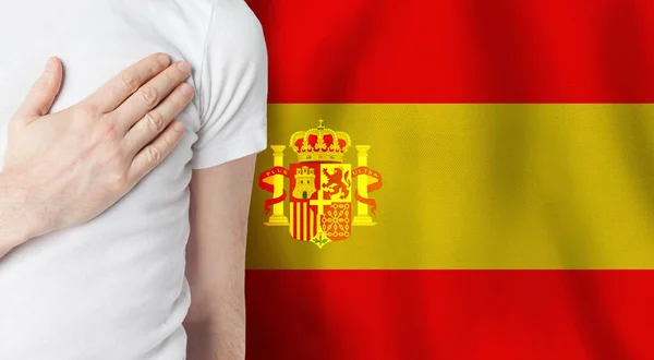 背靠西班牙国旗手拉手的西班牙人 爱国主义 自豪感概念 — 图库照片