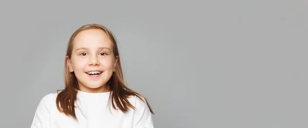 Menina Feliz Animado Rindo Olhando Para Câmera Fundo Cinza — Fotografia de Stock