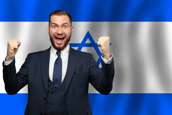 以Izrael Business旗帜 学位和公民身份概念为背景的Izraeli快乐商人 — 图库照片