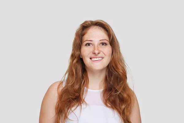 Mutlu Bayan Portresi Taze Tenli Uzun Kızıl Saçlı Beyaz Arka — Stok fotoğraf