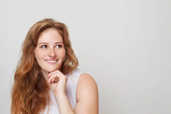 Roodharige Vrouw Portret Mooi Vrouwelijk Model Met Sproeten Wegkijkend Glimlachend — Stockfoto