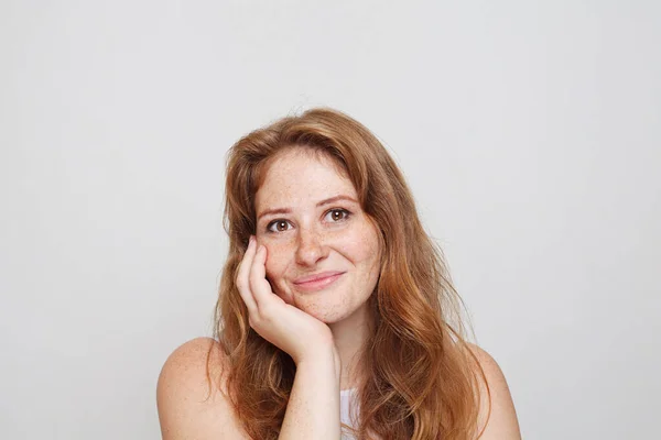 Portret Van Mooie Jonge Vrouw Met Vriendelijke Glimlach Witte Achtergrond — Stockfoto