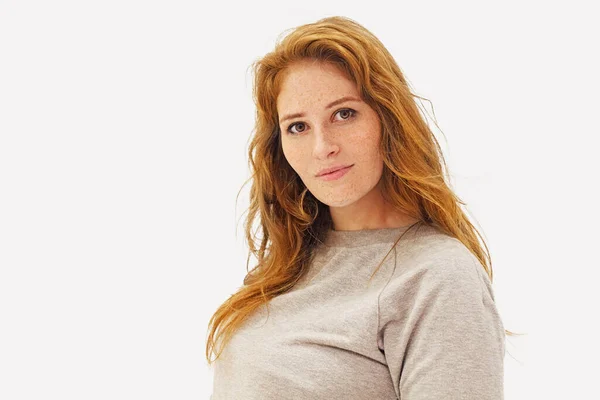 Beyaz Arka Planda Izole Edilmiş Mükemmel Genç Kızıl Saçlı Kadın — Stok fotoğraf