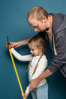 Sarı ruletli çocuk ve baba.