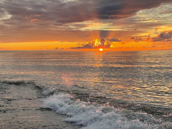 Tenger Háttér Naplementekor Napfény Felhők Elvont Arany Narancs Békés Szabadban — Stock Fotó