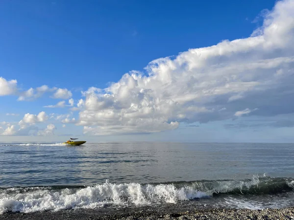 Giallo Barca Velocità Sul Mare Contro Cielo Nuvole Sfondo Bellezza — Foto Stock