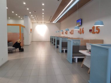 Kadın bankada tek başına bekliyor.