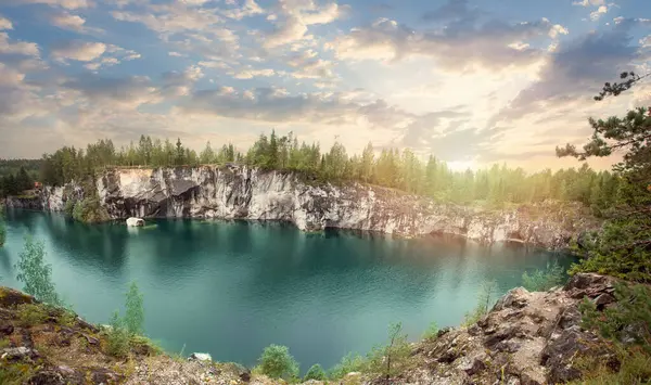 Manzaralı Gün Batımı Manzarası Mavi Dağ Gölü — Stok fotoğraf