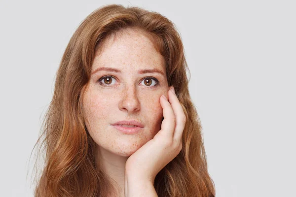 Wanita Sehat Menghadapi Potret Closeup Model Perempuan Berambut Merah Dengan — Stok Foto