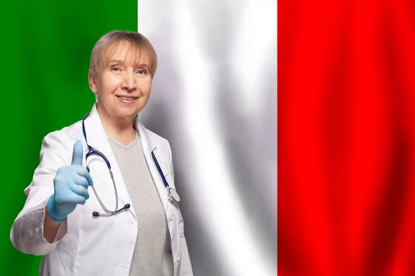 Włoski Uśmiech Dojrzała Lekarz Kobieta Trzyma Stetoskop Fladze Włoch Tle — Zdjęcie stockowe