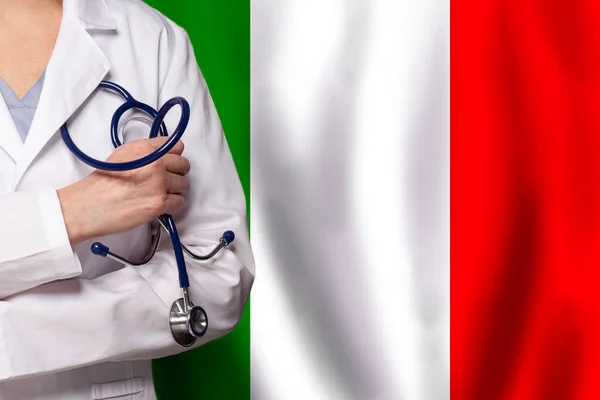 Italiaans Concept Voor Geneeskunde Gezondheidszorg Doctor Close Tegen Vlag Van — Stockfoto