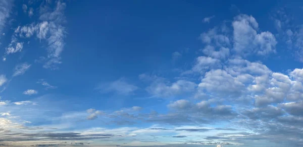Naturalny Sezonowy Niebieski Kolor Niebo Białymi Chmurami Czysty Udusić Poziomego — Zdjęcie stockowe