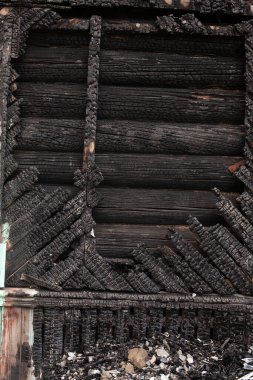 Yanmış ahşap ev, harap olmuş inşaat.