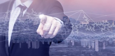 İşadamı eliyle ikonu işaret ediyor. İletişim, teknoloji, IoT, internet, küresel, gelecekçi kavram