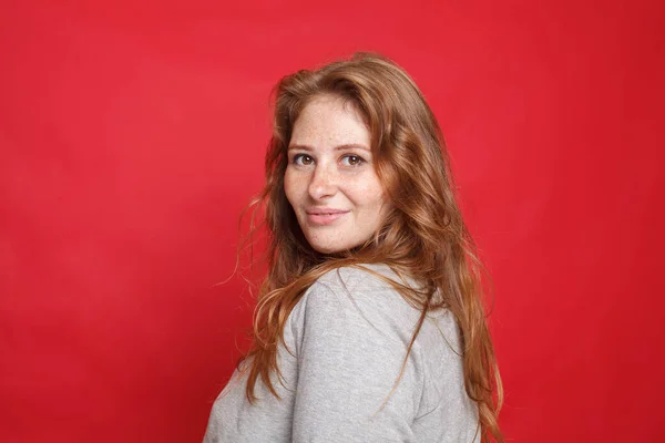 Portret Van Lachende Brunette Vrouw Rode Achtergrond — Stockfoto