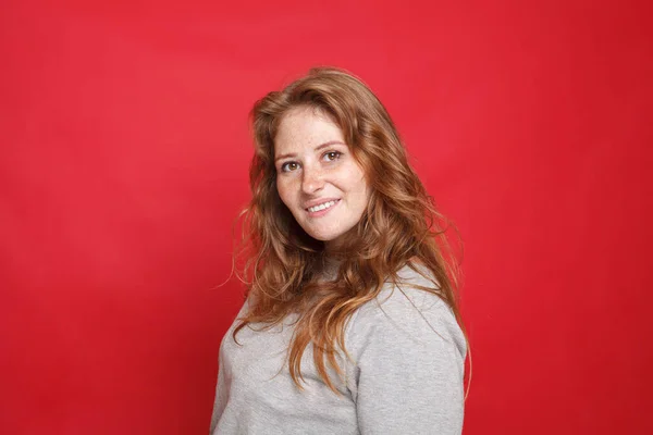Porträt Einer Glücklichen Brünetten Frau Grauen Pullover Auf Rotem Hintergrund — Stockfoto