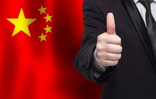 Concepto Chino Empresario Mostrando Pulgar Hacia Arriba Fondo Bandera China — Foto de Stock