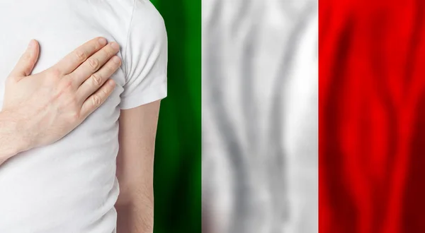 Italiaanse Persoon Met Hand Hart Achtergrond Van Italiaanse Vlag Patriottisme — Stockfoto
