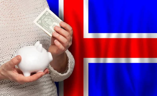 Islandzka Kobieta Bankiem Pieniędzy Tle Flagi Islandii Dotacje Fundusz Emerytalny — Zdjęcie stockowe
