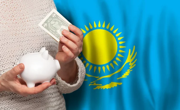 Mujer Kazaja Con Banco Dinero Fondo Bandera Kazajstán Dotaciones Fondo —  Fotos de Stock