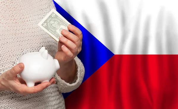 チェコ共和国の国旗を背景にマネーバンクを持つチェコ人女性 年金基金 退職の概念 — ストック写真