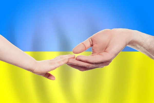 Ukraińskie Dziecko Rodzice Ręce Tle Flagi Ukrainy Pomoc Pomoc Wsparcie — Zdjęcie stockowe