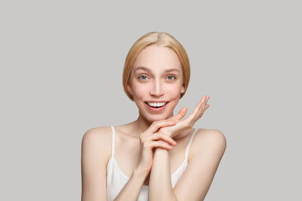 Ładna Kobieta Blond Kucykiem Białej Bluzce Uśmiechnięta Szarym Tle Piękno — Zdjęcie stockowe