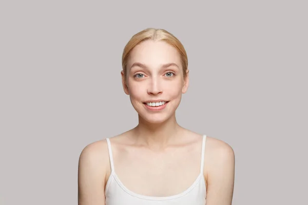 Portret Pięknej Kobiety Blond Włosami Uśmiechniętymi Szaro Piękno Kosmetyki Pielęgnacja — Zdjęcie stockowe