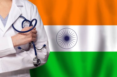 Hint tıbbı ve sağlık sigortası konsepti. Doktor, Hindistan bayrağına yaklaşın.