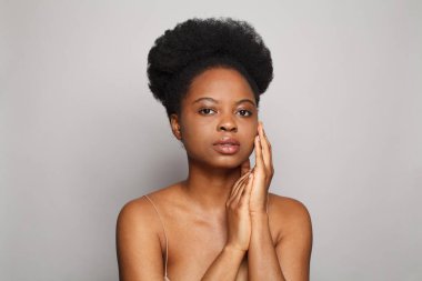 Mükemmel koyu tenli, sağlıklı, stüdyo portresi olan hoş bir kadın portresi