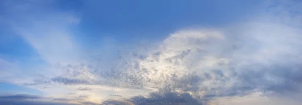 Błękitne Niebo Chmurą Tło Nieba Sezonowy Poziomy Krajobraz Świeżym Powietrzu — Zdjęcie stockowe