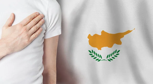 Kıbrıs Bayrağının Arka Planında Eli Yüreğinde Olan Kıbrıs Vatandaşı Vatanseverlik — Stok fotoğraf