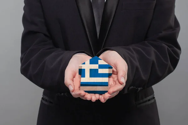 Griego Que Sostiene Casa Madera Con Bandera Grecia Finanzas Inversión — Foto de Stock