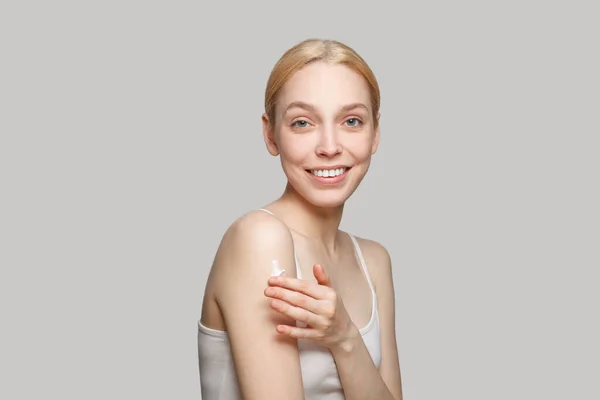 Retrato Mulher Bonita Sorrindo Aplicando Creme Hidratante Branco Seu Ombro — Fotografia de Stock