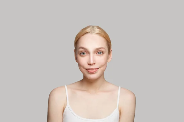 Portret Czarującej Kobiety Blond Włosami Uśmiechniętymi Szaro Piękno Kosmetyki Pielęgnacja — Zdjęcie stockowe