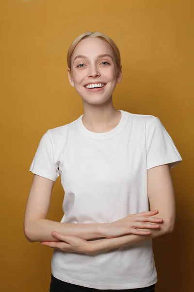 Ευτυχισμένη Νεαρή Γυναίκα Χαριτωμένο Φιλικό Χαμόγελο Ζωηρό Κίτρινο Φόντο Στούντιο — Φωτογραφία Αρχείου
