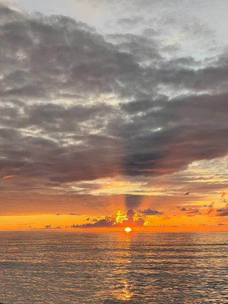 Gyönyörű Napfelkelte Trópusi Tenger Felett — Stock Fotó