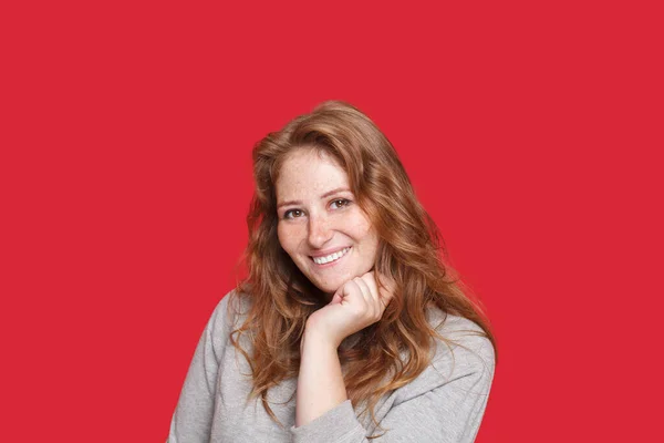 Brunette Vrouw Grijze Trui Glimlachen Met Tanden Rode Studio Muur — Stockfoto