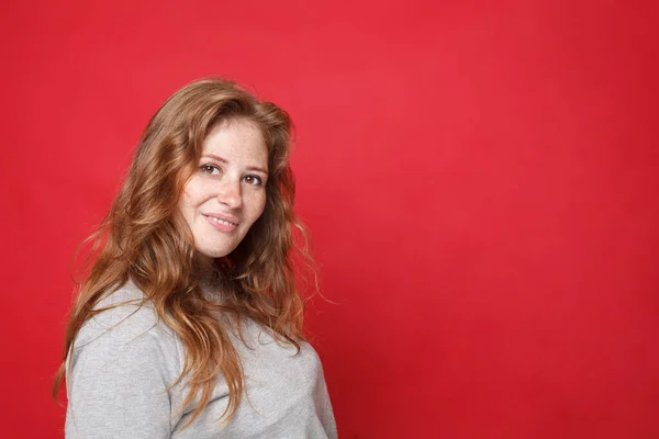 Portrett Vakker Smilende Brunette Kvinne Rød Bakgrunn – stockfoto