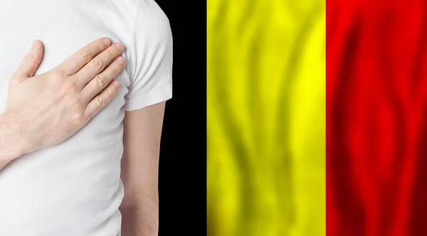 Belçika Bayrağının Arka Planında Eli Yüreğinde Belçikalı Biri Vatanseverlik Ülke — Stok fotoğraf