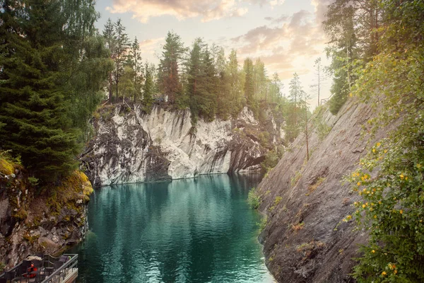 Vackert Landskap Grön Skog Och Klarblå Bergsflod — Stockfoto