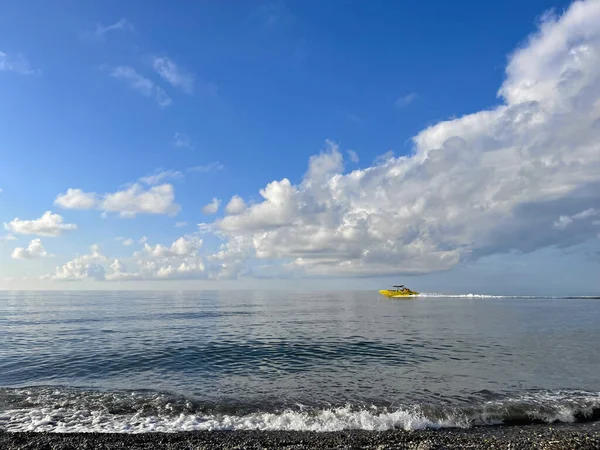 Onda Marina Spiaggia Barca Cielo Blu Con Nuvola Bianca — Foto Stock