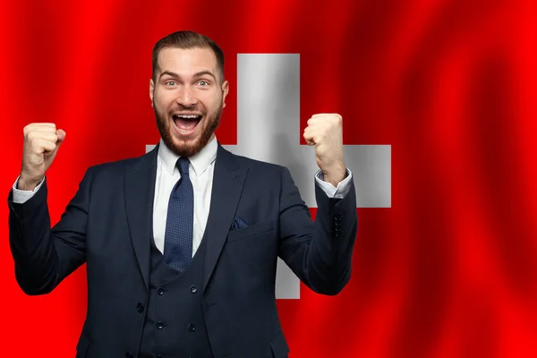 Svájci Boldog Üzletember Zászló Hátterében Svájc Üzleti Oktatási Diploma Állampolgárság — Stock Fotó