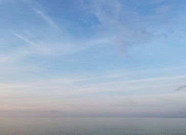 Yumuşak mevsimlik pastel renkli gökyüzü, saf doğal Tranguil yatay açık hava manzarası. İklim, seyahat, barış, meteoroloji ve ozon kavramı