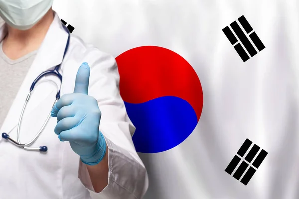 Koreański Lekarz Pokazuje Kciuk Górę Pozytywny Gest Tle Flagi Korei — Zdjęcie stockowe