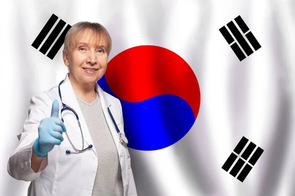 Koreański Uśmiechnięty Dojrzałe Lekarz Kobieta Gospodarstwa Stetoskop Flaga Korea Tło — Zdjęcie stockowe
