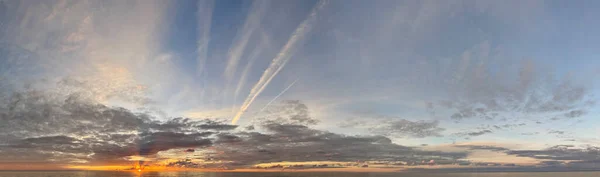 Panorama Cielo Naranja Atardecer Con Sol Brillante Hermoso Fondo Natural — Foto de Stock